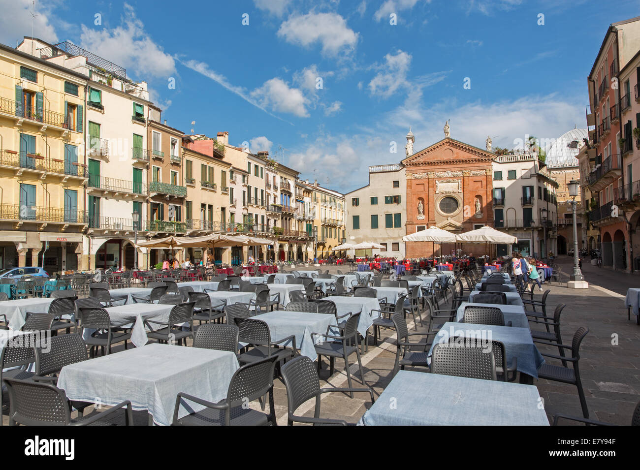 PADUA, Italien - 10. September 2014: Piazza dei Signori Platz mit der Kirche San Clemente im Hintergrund. Stockfoto