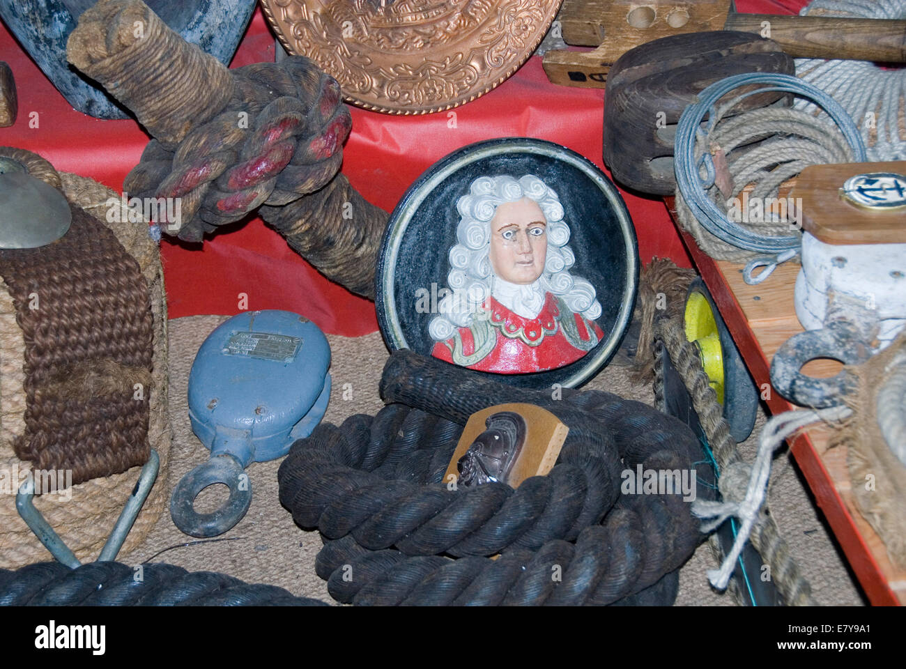 Portsmouth, UK 2. April 2013: Cameo Porträt von Lord Nelson und anderen nautischen Elementen auf dem Display an Portsmouth Historic Dockyards Stockfoto
