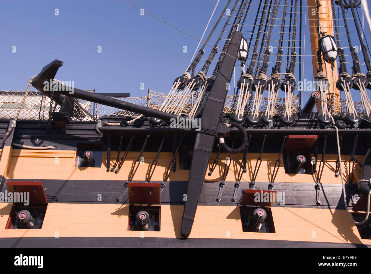 Portsmouth Historic Dockyard UK 2. April 2013: HMS Victory, hautnah am Anker, Bullaugen, Kanonen & Takelage Stockfoto