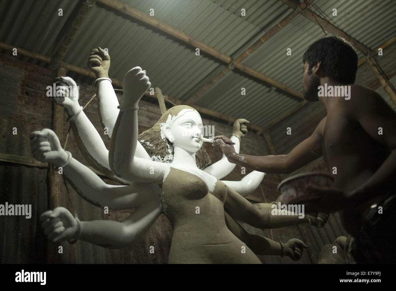 26. September 2014 - Dhaka, Bangladesch - ein Bangladeshi Künstler arbeitet auf einem Ton-Idol der hinduistischen Göttin Durga in Vorbereitung für die bevorstehende hinduistische Festival Durga Puja in alten Dhaka. Das jährliche Fünftage-hinduistische Festival verehrt die Göttin Durga, die Macht und den Sieg des guten über das Böse in der hinduistischen Mythologie symbolisiert. (Kredit-Bild: © Zakir Hossain Chowdhury/ZUMA Draht) Stockfoto