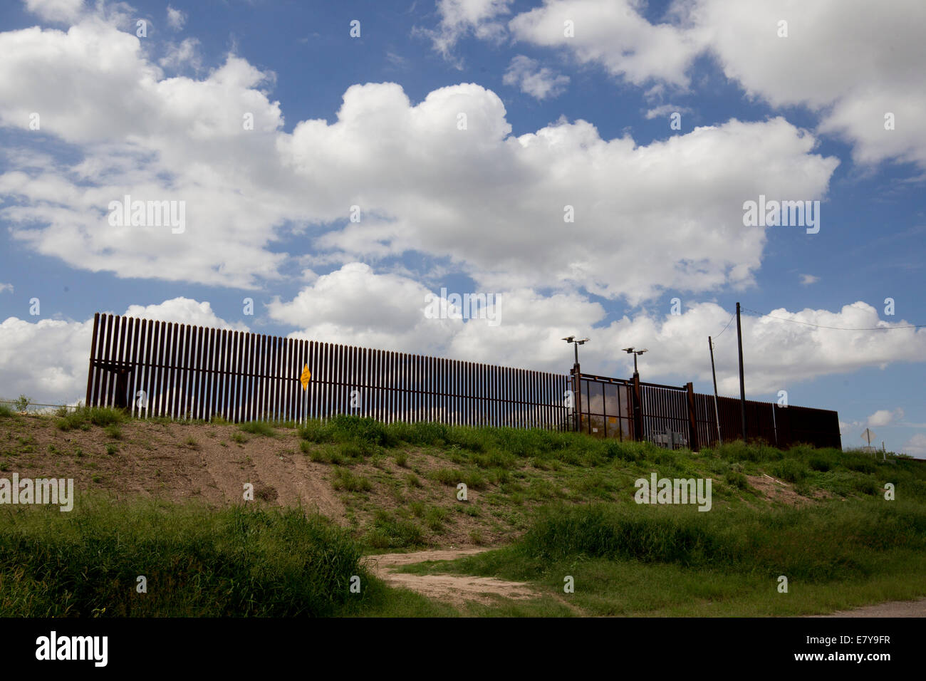 Hidalgo, TX, USA. 26. September 2014.  Ein kurzes Stück die Grenzmauer in Hidalgo, Texas schützt die US-Grenze von Menschenschmugglern und Drogetätigkeit entlang der Texas-mexikanischen Grenze.  Ein Gesetz Durchsetzung Grenze Anstieg führte zu vielen Strafverfolgungsbehörden arbeiten im Süden von Texas. Bildnachweis: Bob Dämmrich/Alamy Live-Nachrichten Stockfoto