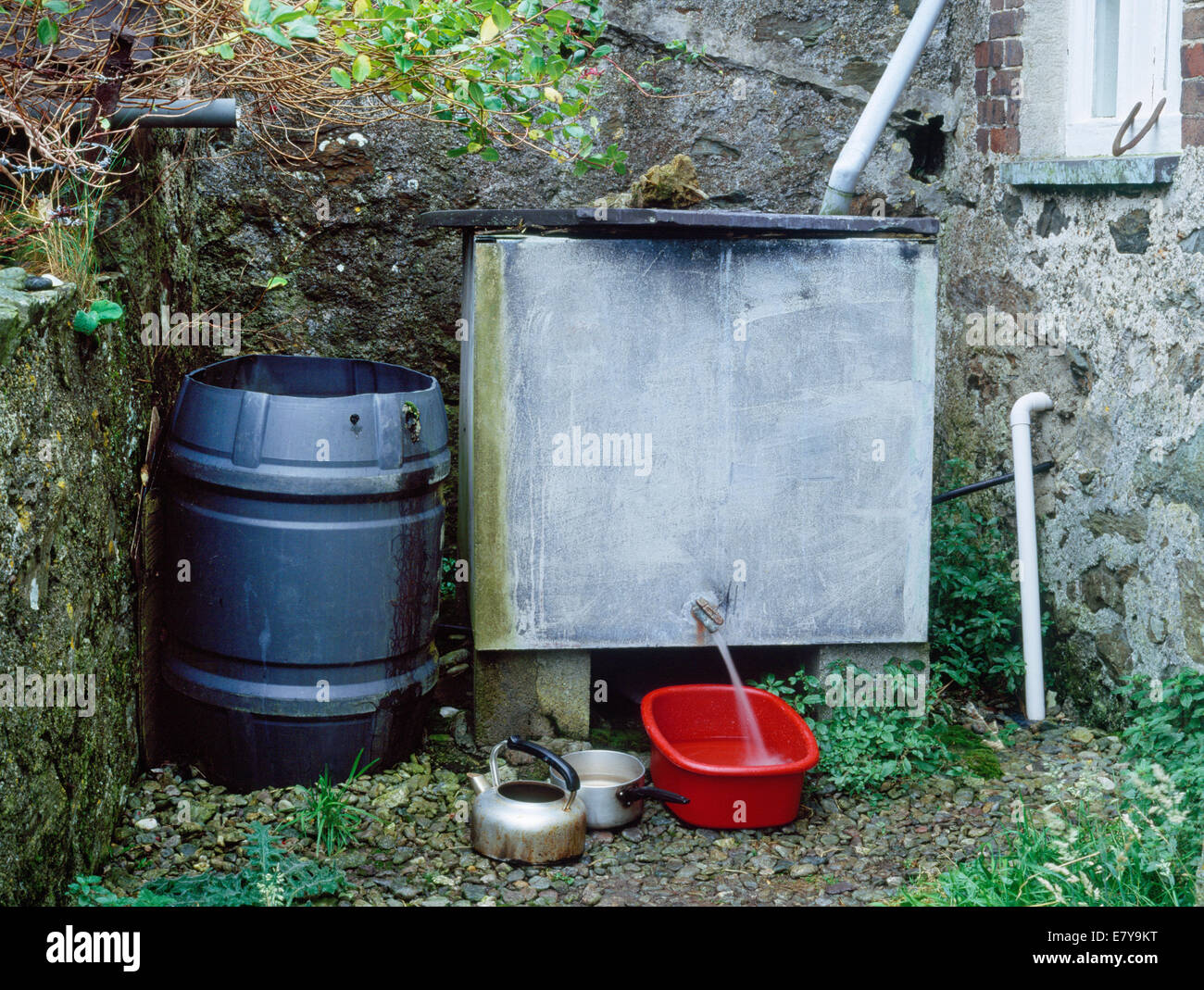 Regenwasser in Outdoor-Tank gespeichert und verwendet für das Waschen, Hendy, Bardsey Island, Wales Stockfoto