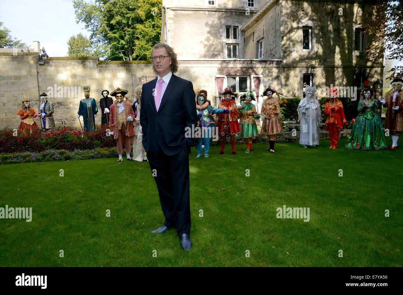 Andre Rieu Und Performer In Venezianischen Kostumen Posieren In Den Innenhof Seines Schlosses In Maastricht Niederlande 25 September 2014 Der Niederlandische Geiger Und Seinem Johannes Strauss Orchester Spielte Auszuge Aus Seinem Album
