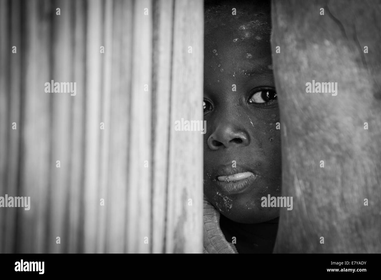 Afrikanischen Dorf Kind aus seiner Hütte Stockfoto