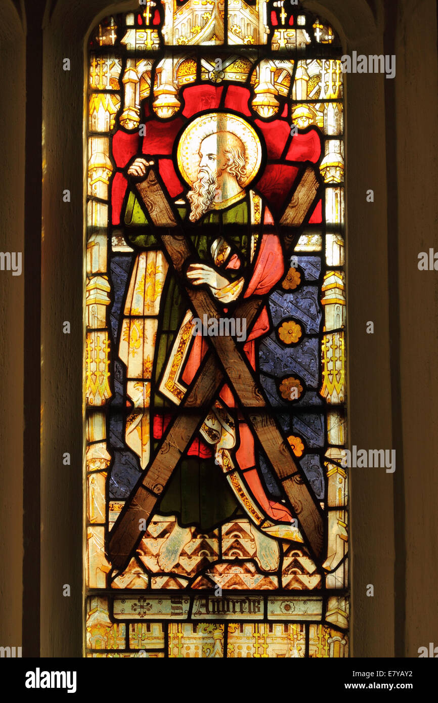 St Andrew Glasfenster Darstellung St Andrew und sein Kreuz in die Vikare Kapelle Wells Somerset UK Stockfoto