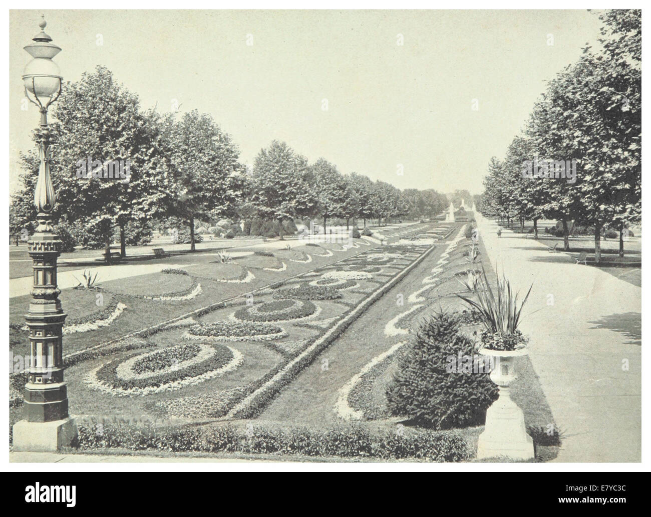 Die 1897 erschienene Publikation (PH) veranschaulicht die versunkenen Gärten vor dem Gartenhaus und erfasst die Landschaftsgestaltung und Gestaltungsmerkmale dieses öffentlichen Gartens, einer wichtigen Gartenanlage im späten 19. Jahrhundert. Stockfoto