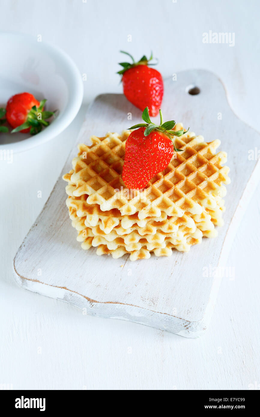 dünne Waffeln mit frischen Erdbeeren, leckeres Essen Stockfoto