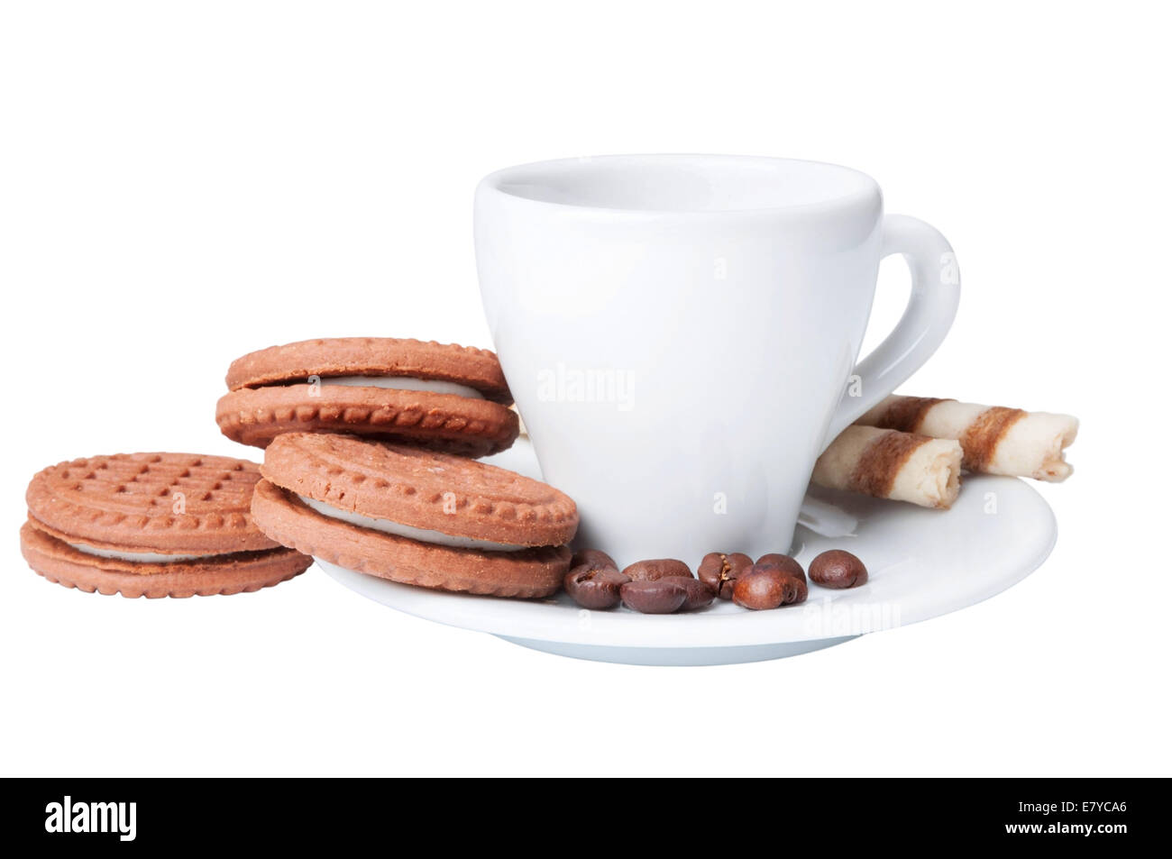 Tasse Kaffee und Schokolade Cookies auf weißem Hintergrund Stockfoto