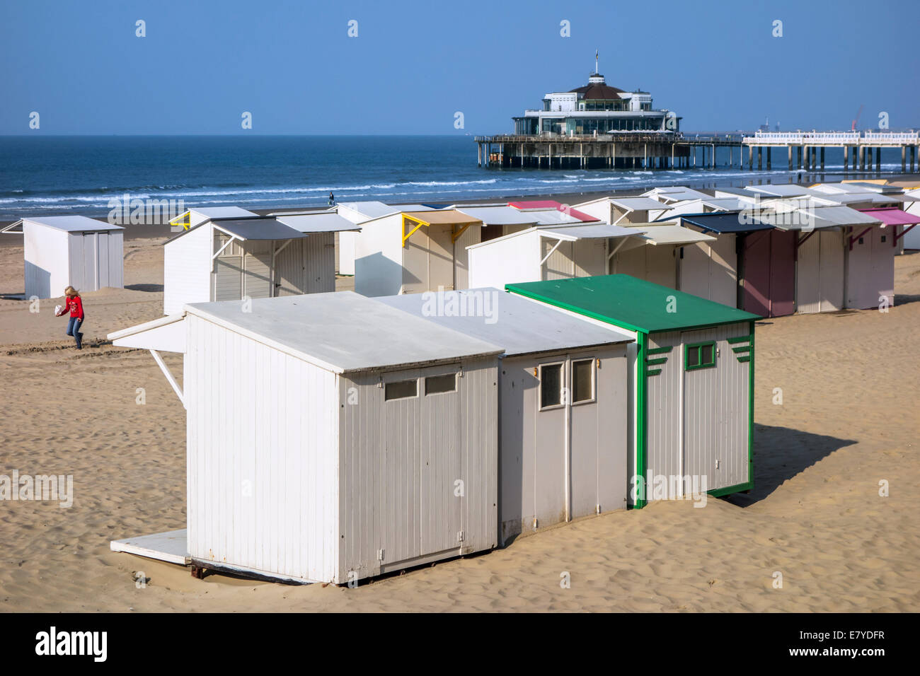 Strandhütten und Meer Pier entlang der Nordseeküste in Blankenberge, West-Flandern, Belgien Stockfoto