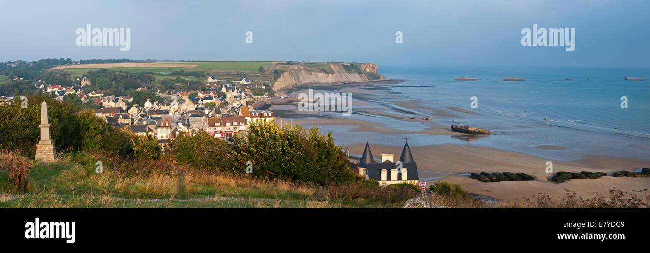 Phoenix-Senkkästen im Meer, als Wellenbrecher und Mulberry Hafen vor Gold Beach während des 2. Weltkrieges in Arromanches, Normandie Stockfoto