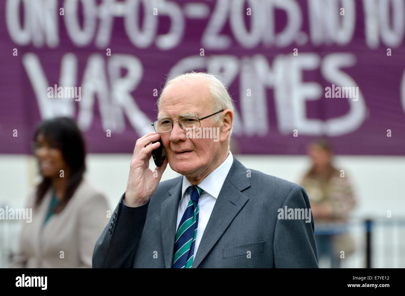 London, UK. 26. September 2014. Ming Campbell (Lib Dem) auf seinem Handy außerhalb des Parlaments während der Debatte im Parlament angesichts der Luftangriffe im Irak gegen den islamischen Staat im Gange ist. Stockfoto