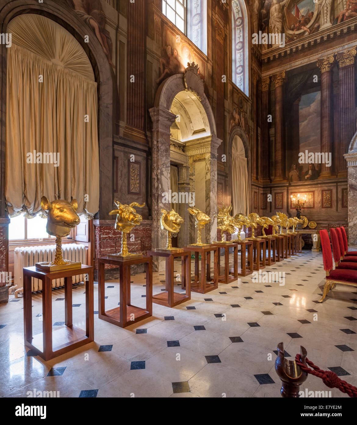 Woodstock, Oxfordshire, Vereinigtes Königreich, Freitag, 26. September 2014 Vorschau von Ai Weiwei im Blenheim Palace, Blenheim Kunststiftung Eröffnungsausstellung, Eröffnung für die Öffentlichkeit am 1. Oktober 2014 Kreis der Tiere Bronze mit Gold Plating im Grand Salon © Nikreates/Alamy Stockfoto