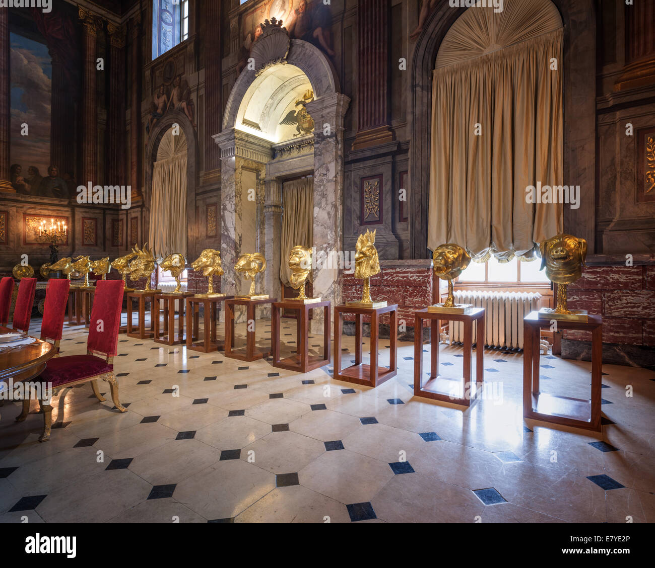 Woodstock, Oxfordshire, Vereinigtes Königreich, Freitag, 26. September 2014 Vorschau von Ai Weiwei im Blenheim Palace, Blenheim Kunststiftung Eröffnungsausstellung, Eröffnung für die Öffentlichkeit am 1. Oktober 2014 Kreis der Tiere Bronze mit Gold Plating im Grand Salon © Nikreates/Alamy Stockfoto