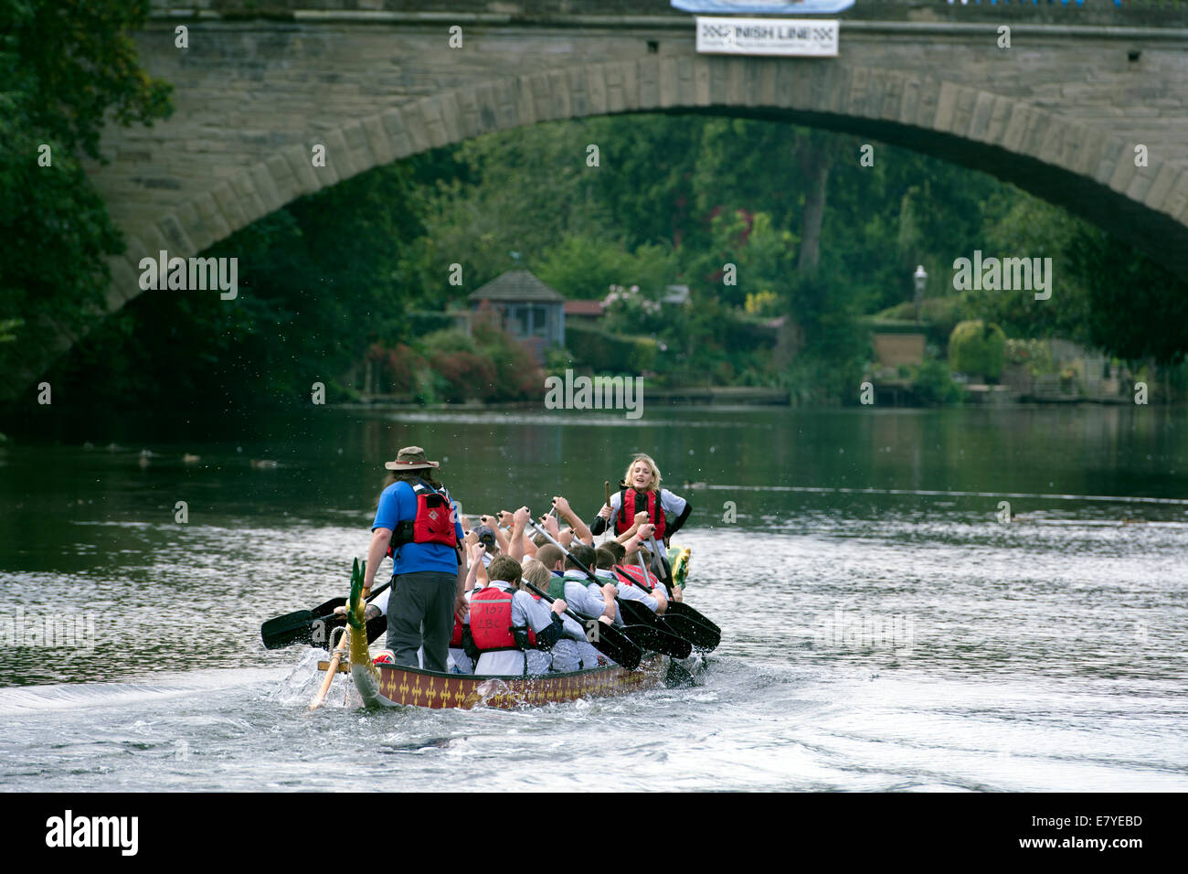 Drachenbootrennen am Fluss Avon, Warwick, UK Stockfoto