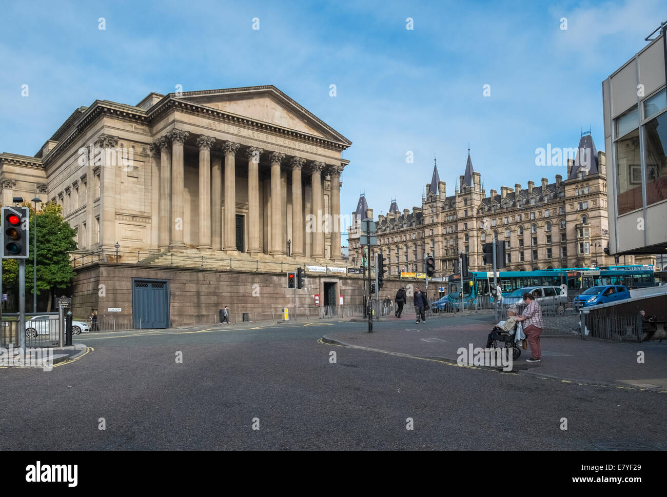 St Georges Hall (links) und North Western Hallen, Liverpool, Merseyside, England UK Stockfoto