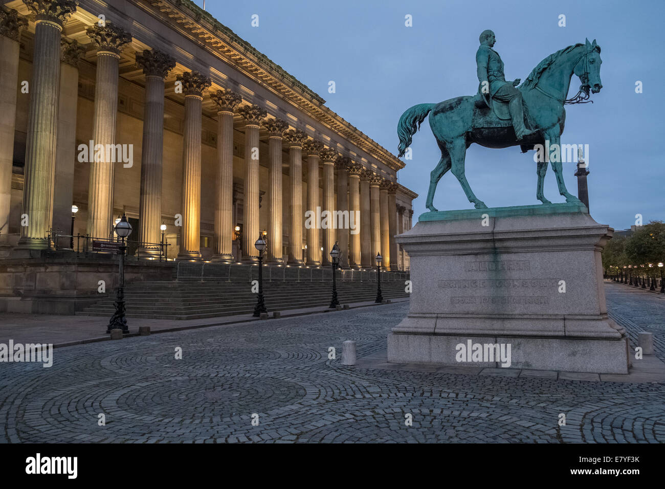 St George's Hall und die Statue von Albert, Prinzgemahl, Lime Street, Liverpool, Merseyside, England, Großbritannien Stockfoto