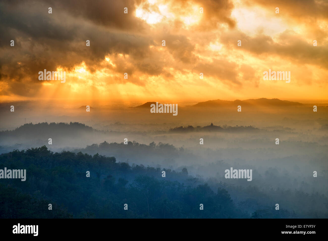 Sonnenaufgang über Borobudur, Yogyakarta, Indonesien Stockfoto