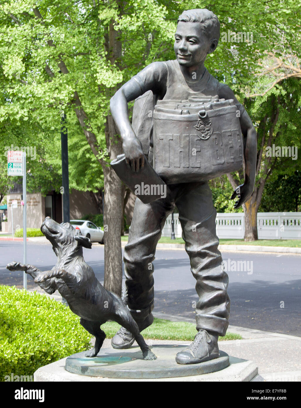 Bronzestatue eines Zeitungsjungen mit seinem Hund in Modesto, Kalifornien, feiert die Geschichte und den Gemeinschaftsgeist der Stadt. Stockfoto