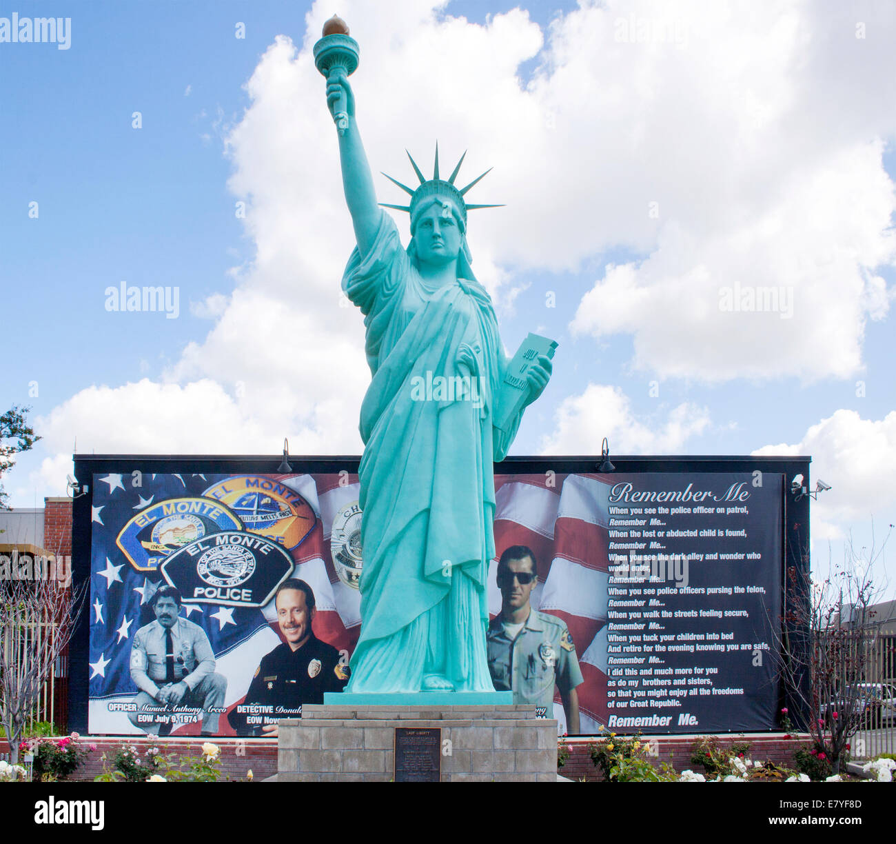 Die Replik der Freiheitsstatue steht auf einer Polizeistation in El Monte, Kalifornien, und verbindet patriotische Symbolik mit bürgerlichem Stolz. Stockfoto