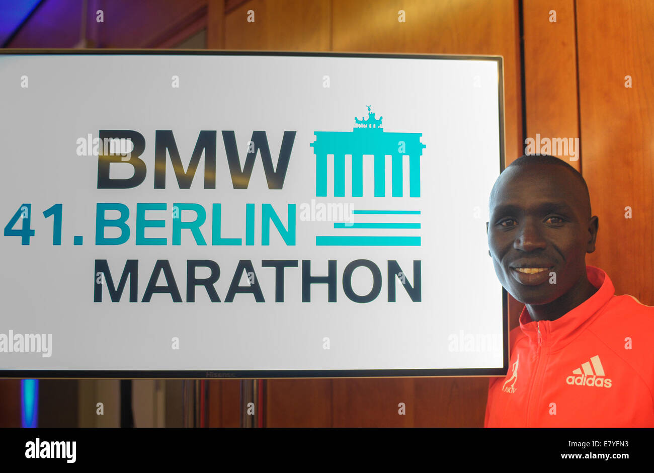 Berlin, Deutschland. 26. September 2014. Long Distance Runner Emmanuel Mutai von Kenia stellt neben dem Event-Logo im Rahmen einer Pressekonferenz anlässlich des 41. Berlin-Marathon in Berlin, Deutschland, 26. September 2014. Foto: Roland Popp/Dpa/Alamy Live News Stockfoto