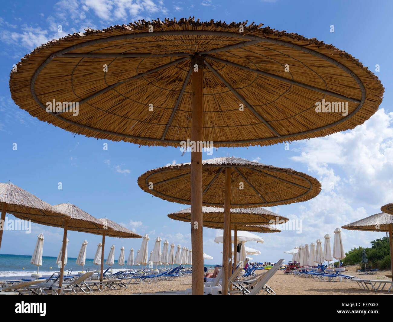 Bambus Sonnenschirme am Strand von Skala auf der Insel Kefalonia in  Griechenland Stockfotografie - Alamy
