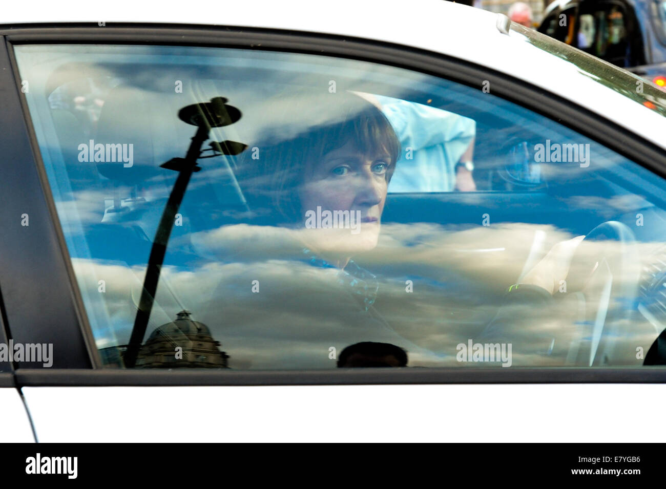 Parliament Square, London, UK. 26. September 2014. MP Tessa Jowell verlässt Parlament nach der Abstimmung für Luftangriffe in der Debatte. Bildnachweis: Matthew Chattle/Alamy Live-Nachrichten Stockfoto