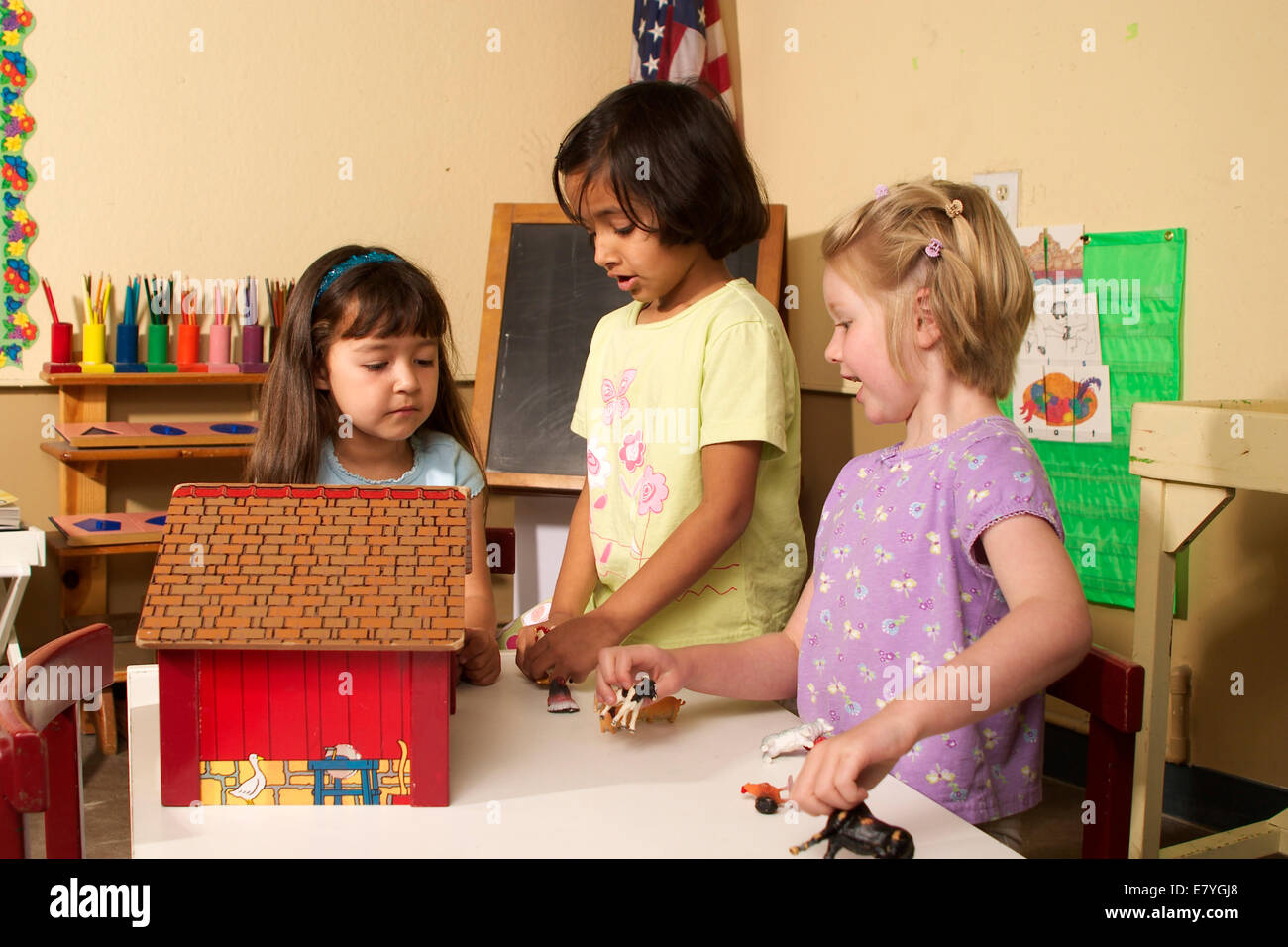 5 Jahre alten Jahre alter Kinder Mädchen arbeiten gemeinsam spielen, multi-ethnische ethnische Vielfalt ethnisch vielfältigen multikulturellen Kultur interracial POV Stockfoto