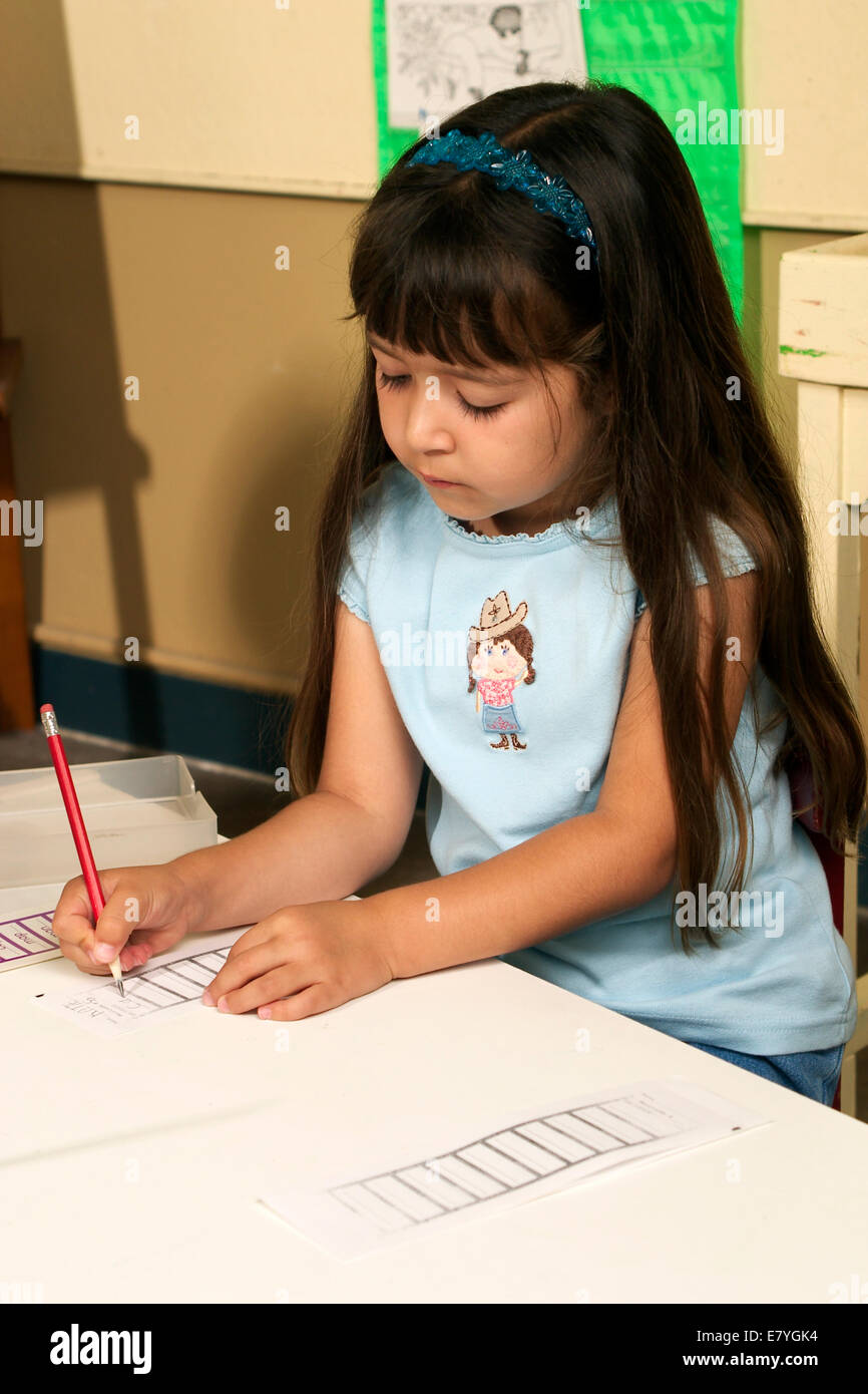 Locker 4 - 5 Jahr Jahre alt hispanische Mädchen Schüler Studenten schreiben in Klassenzimmer United States HERR © Myrleen Pearson Stockfoto