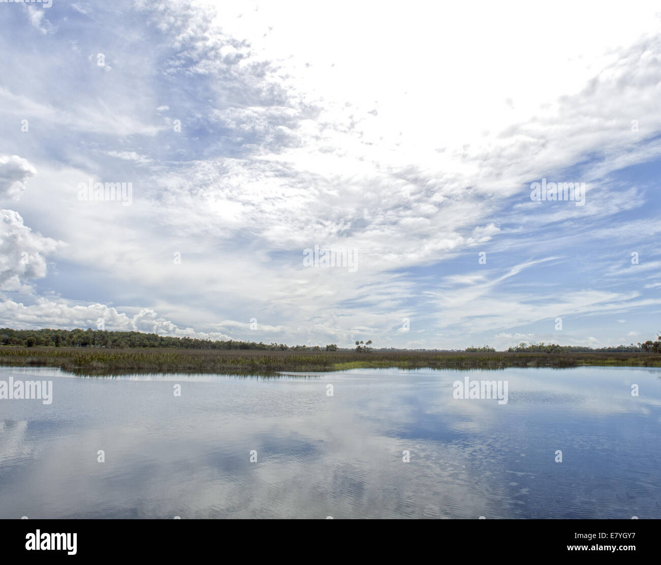 Wasserstraße führt bis zum Atlantischen Ozean. Es gibt Wohnungen mit Schilf Kiefer Bäume Palmen in der Ferne.  Blauen Himmel reflektiert in t Stockfoto