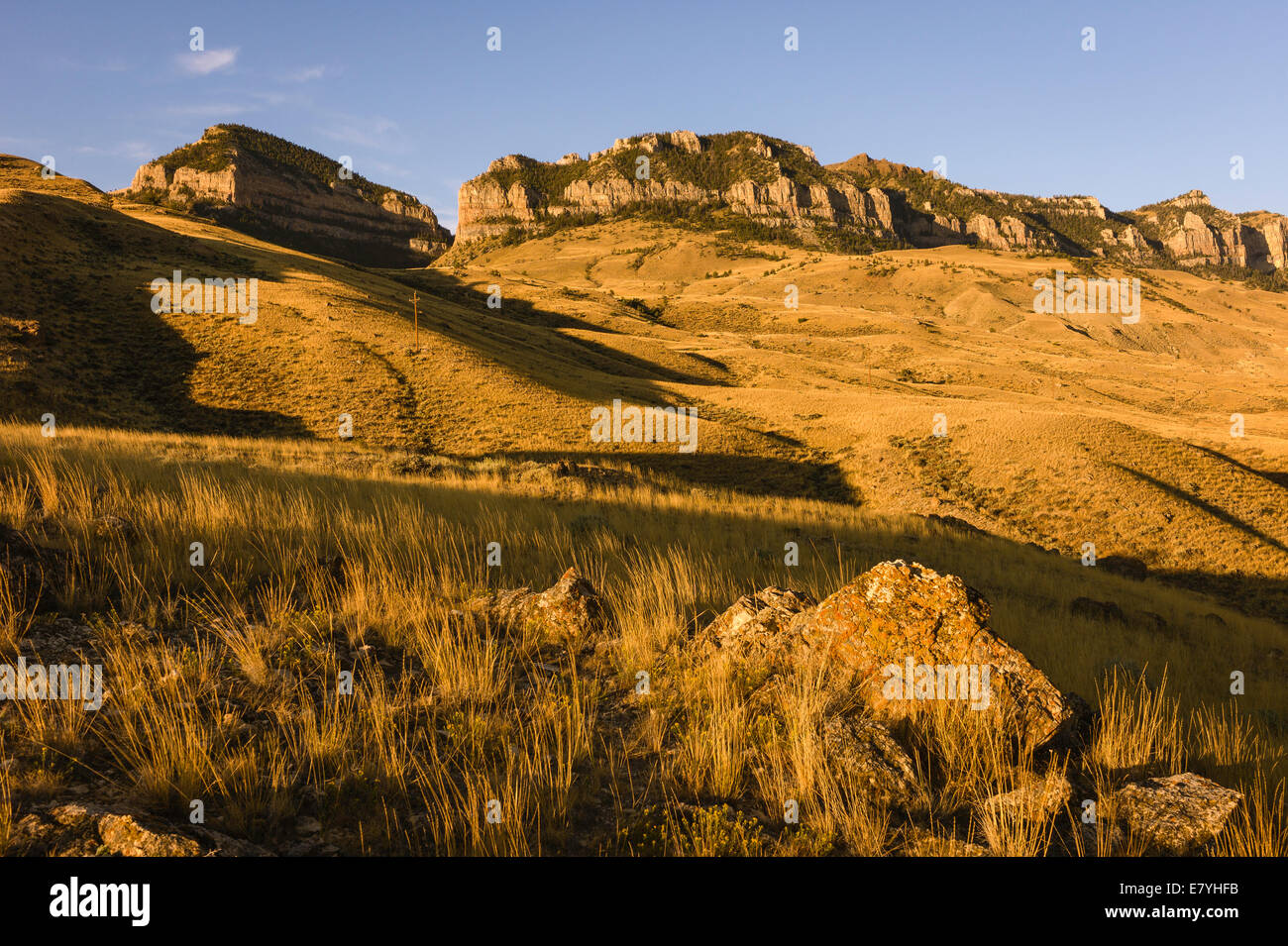 Blick über die zerklüftete Hügellandschaft des Buffalo Bill State Park zeigt die Rocky Mountains in der Nähe von Cody, Wyoming, USA. Stockfoto