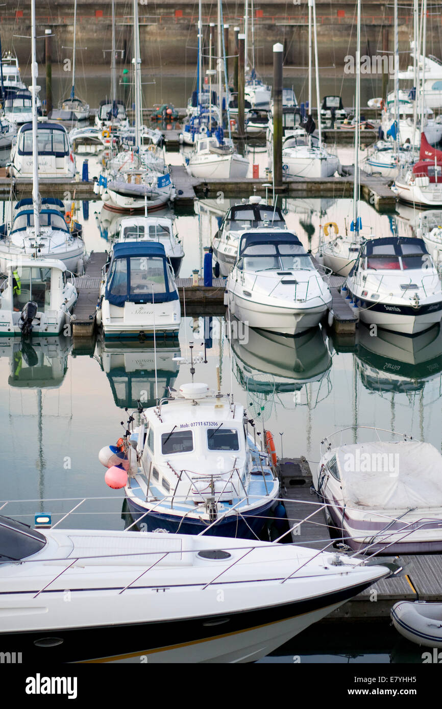 Yachten und Segelschiffe in der Marina in Brighton england Stockfoto