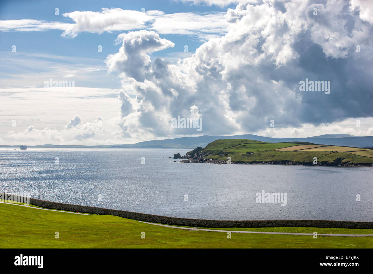 Schöne Landschaft der Insel Mainland auf Shetland-Inseln in Schottland. Betrachtet von einem Golfplatz in Lerwick Stockfoto