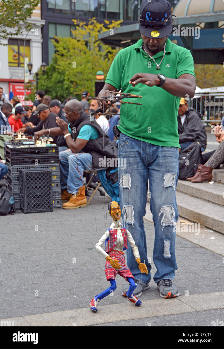 Eine Marionette Puppenspieler mit seinen tanzenden Puppe im Union Square Park in Manhattan, New York City Stockfoto