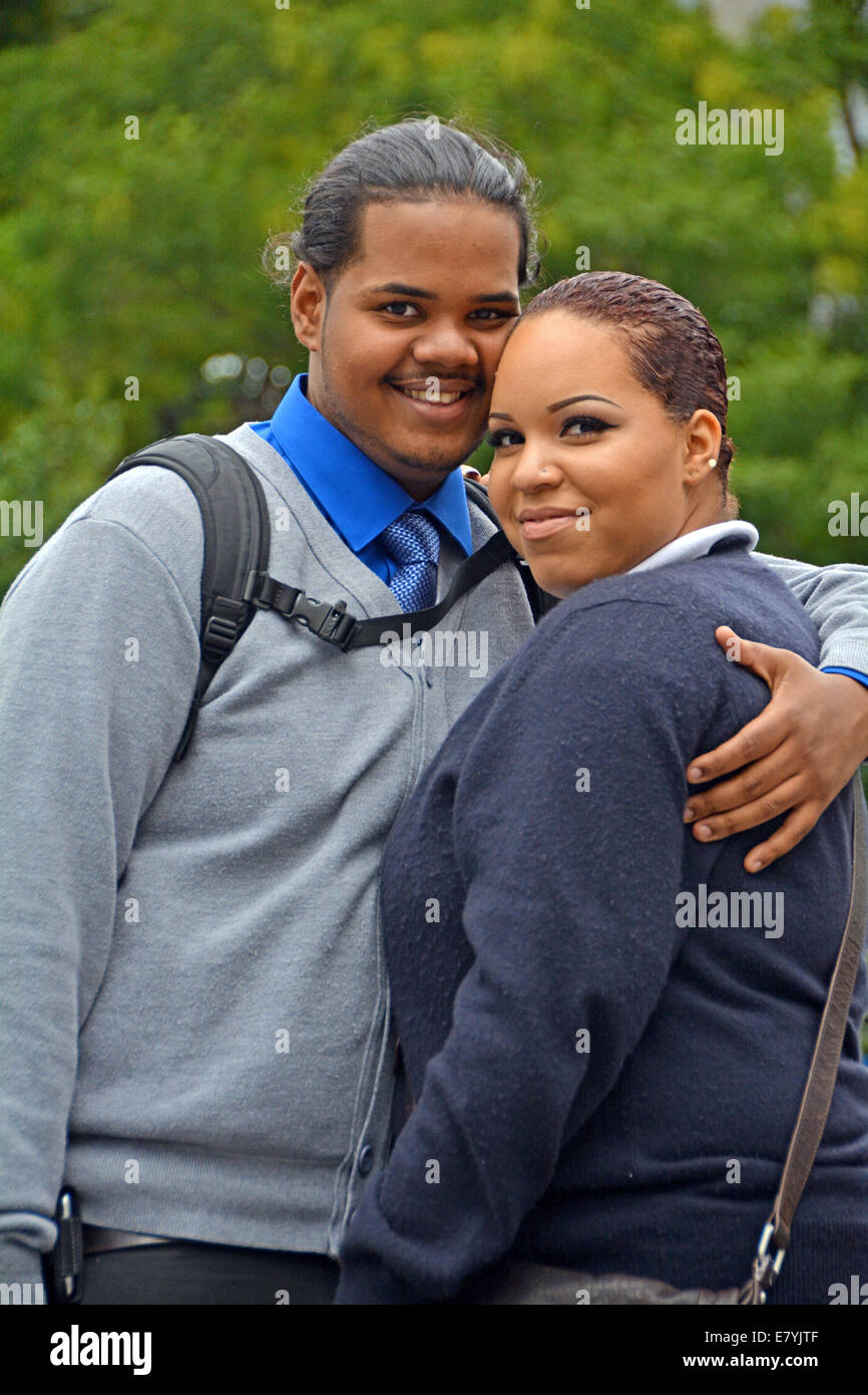 Porträt eines jungen Paares umarmen für die Kamera im Union Square Park in Manhattan, New York City Stockfoto