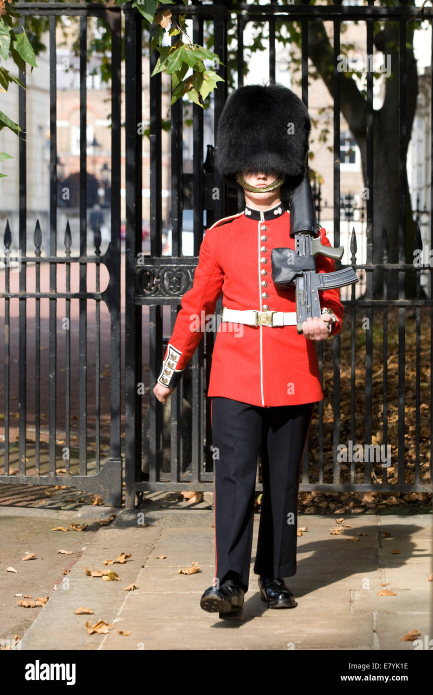 Guard steht außerhalb seines Jahrhunderts außerhalb der königlichen Residenz Clarence House Stockfoto