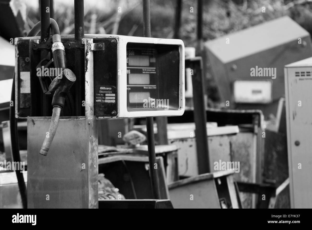 Schrottplatz voller Benzin und Diesel Pumps schwarz und weiß Stockfoto