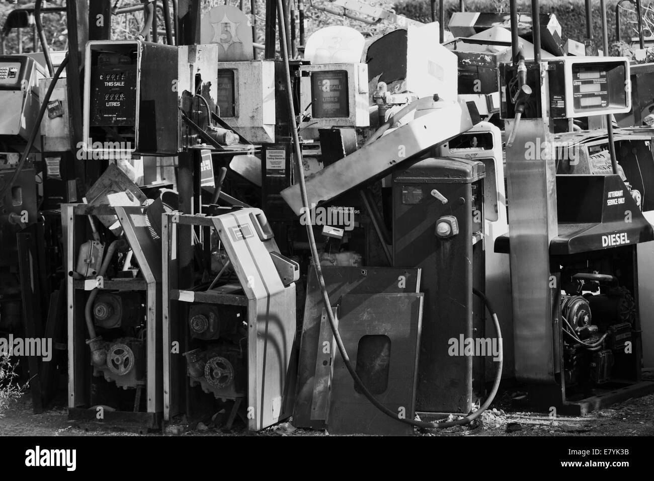 Schrottplatz voller Benzin und Diesel Pumps schwarz und weiß Stockfoto