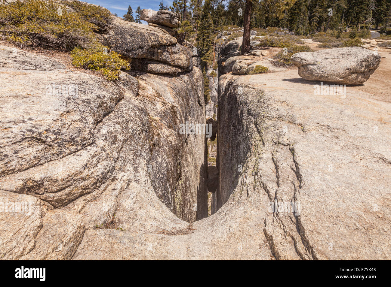 Einer der die Risse am Taft Point, Yosemite National Park, Kalifornien. Stockfoto