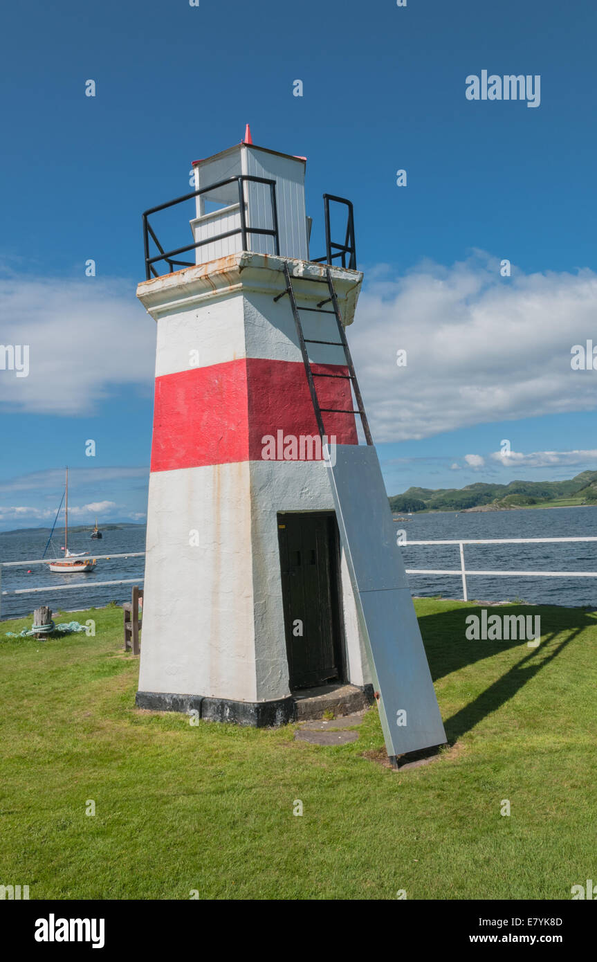 Leuchtturm Crinan Argyll & BUte mit Yachten auf Loch Crinan und Isle of Jura im Hintergrund Stockfoto