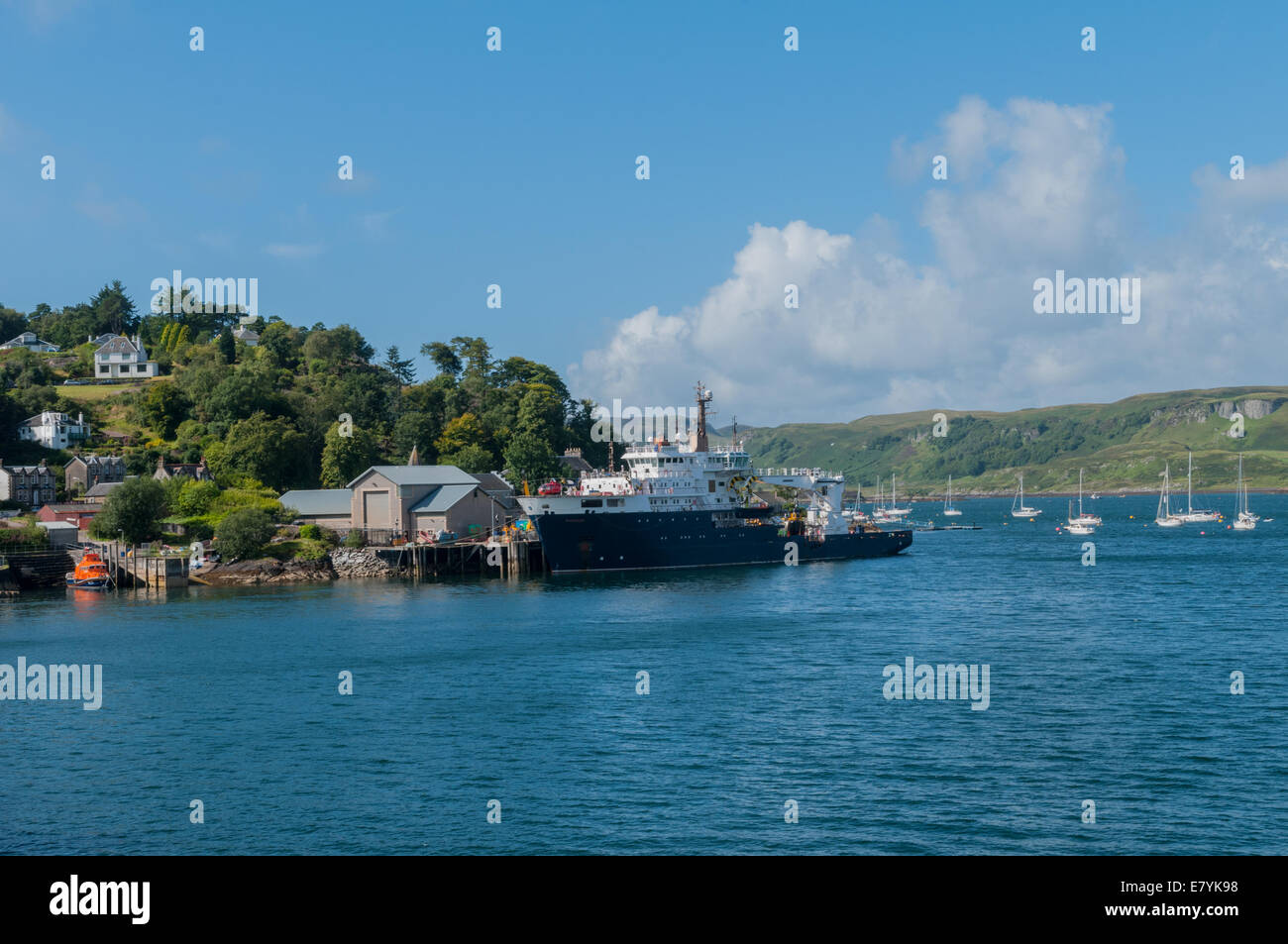 NLV Pharos Leuchtturm zart in Oban mit Insel Kerrera im Hintergrund Stockfoto