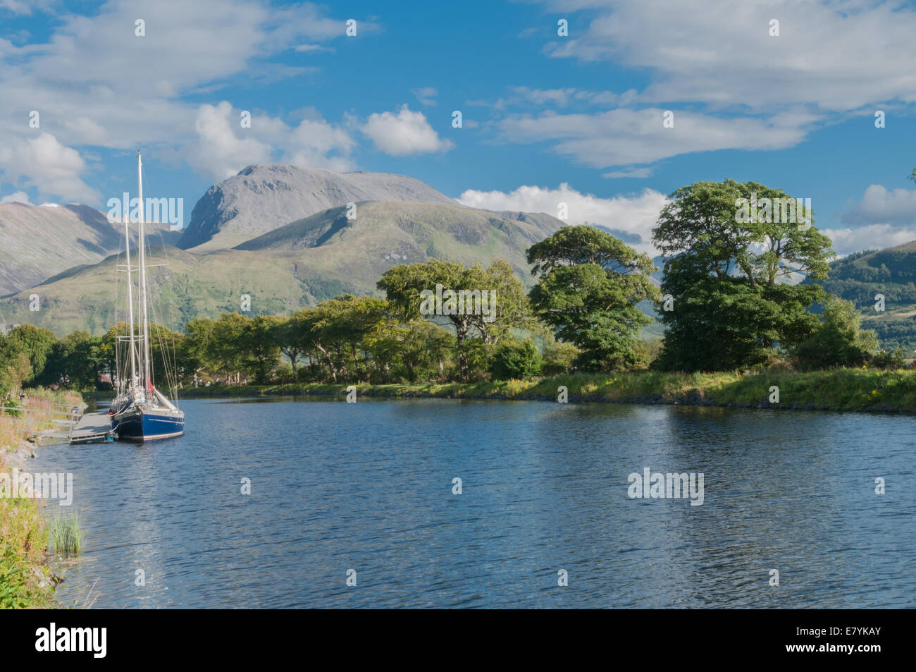 Yachten im Caledonaian Kanal bei Corpach nr Fort William Lochber Highland Schottland Stockfoto