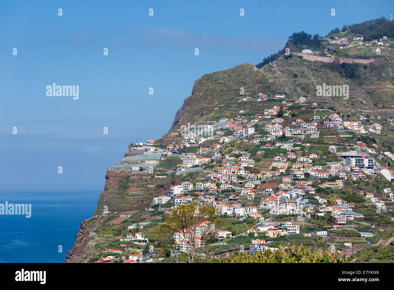 Die Insel Madeira mit Häusern auf einer hohen Klippe gebaut Stockfoto