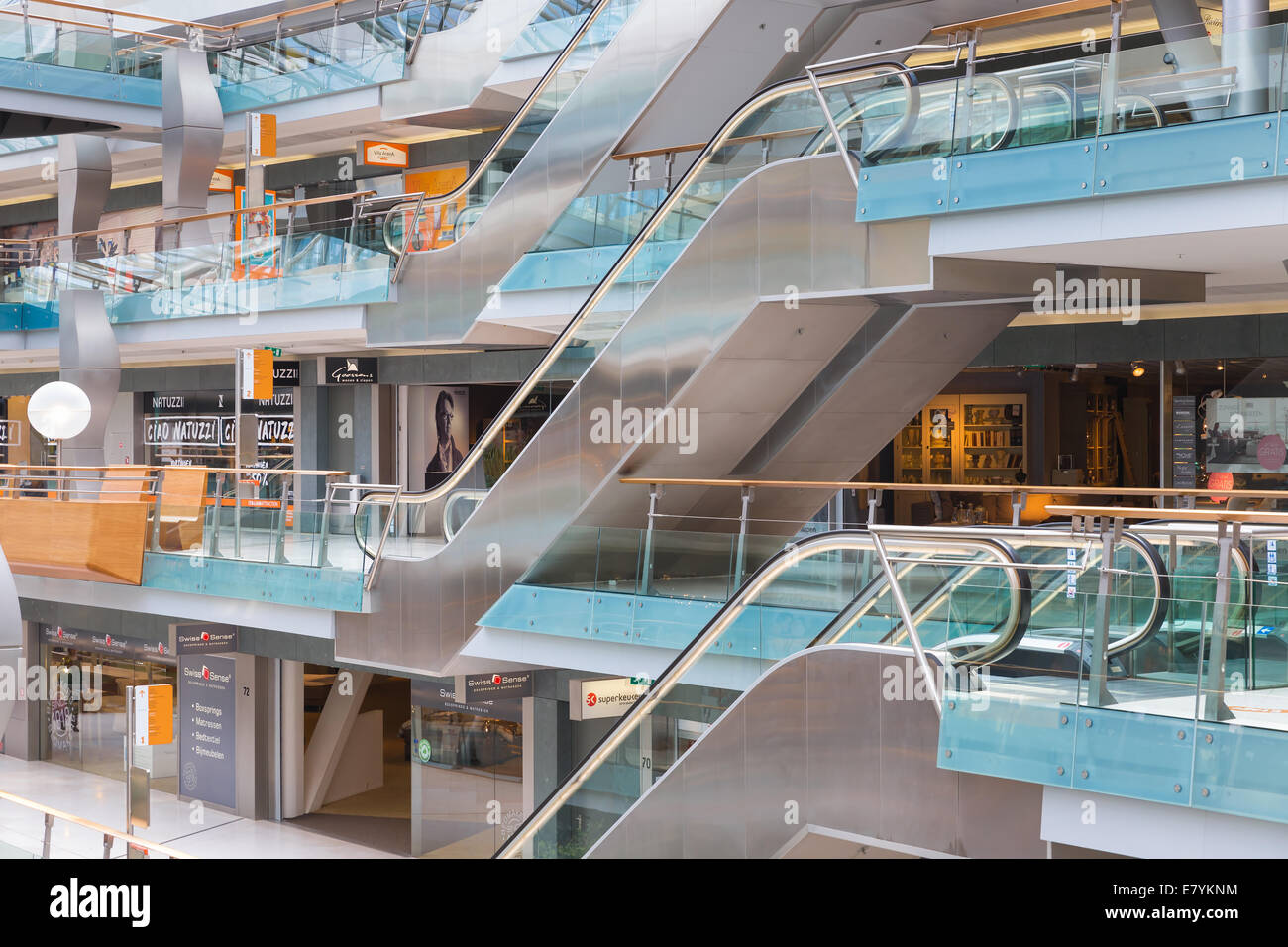 Menschen beim Einkaufen in der niederländischen indoor Shopping Mall Villa Arena mit Rolltreppen in Amsterdam Stockfoto