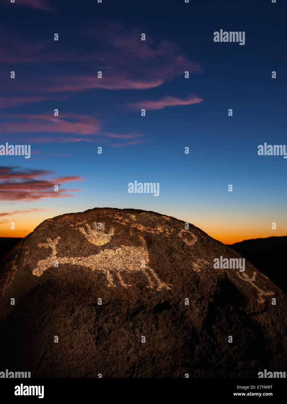 Alten Felszeichnungen und ein buntes Sonnenuntergang in der Nähe von Gila Bend, Arizona Stockfoto
