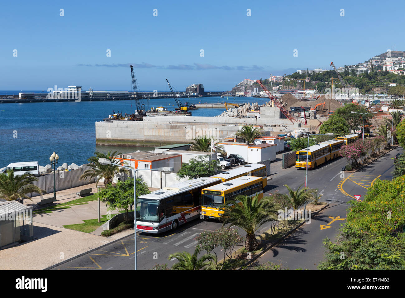 Busse und Bauaktivitäten im Hafen von Madeira Stockfoto