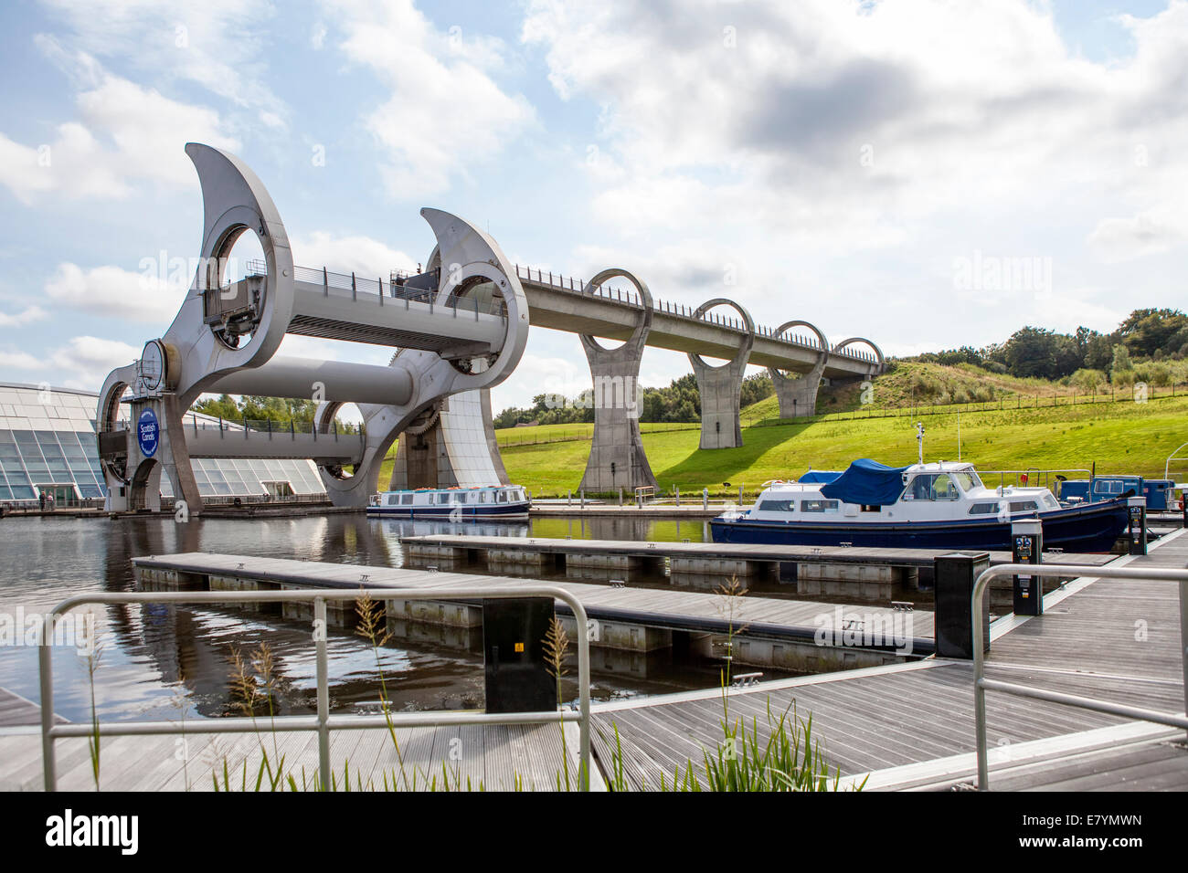 Das Falkirk Wheel ist eine rotierende Schiffshebewerk Falkirk, Schottland, die Forth und Clyde Canal mit der Union Canal verbindet. Stockfoto