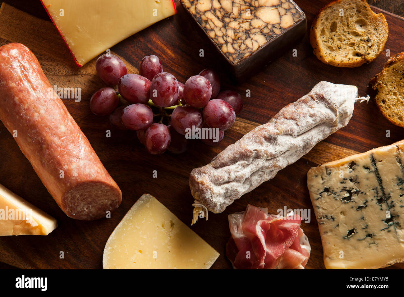 Lust auf Fleisch und Käseplatte mit Obst als Vorspeise Stockfoto