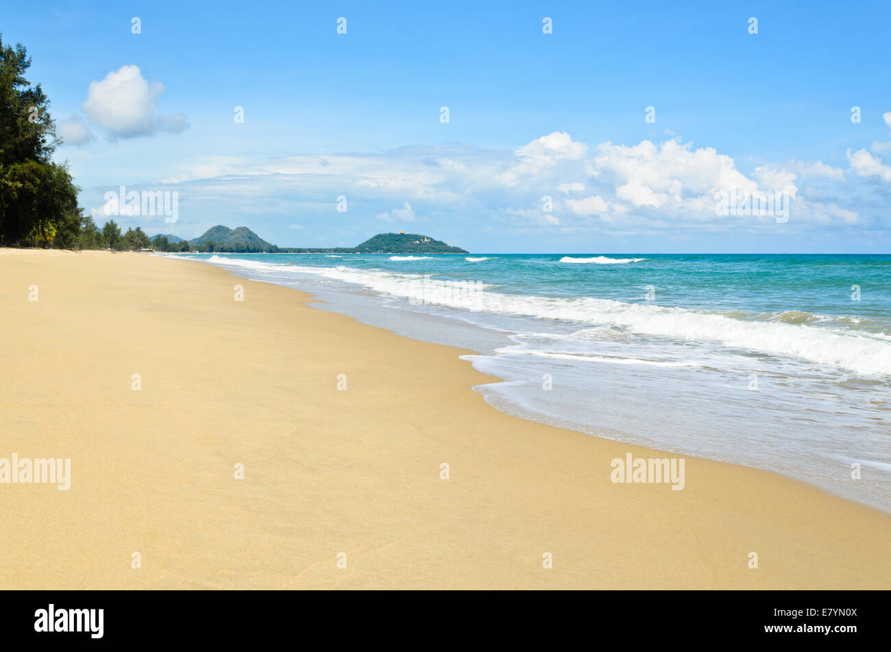 Schöner sauberer Strand und Meer in Ban Krut in Prachuap Khiri Khan Provinz von Thailand. Stockfoto