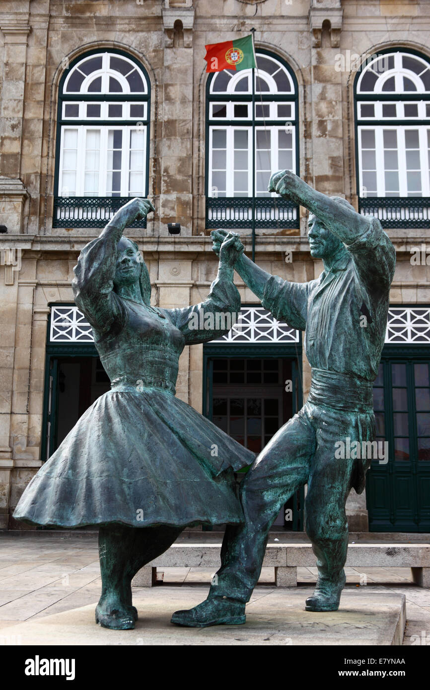 Statue eines Paares, das vor dem Bahnhofsgebäude tanzt, Viana do Castelo, Provinz Minho, Nordportugal Stockfoto