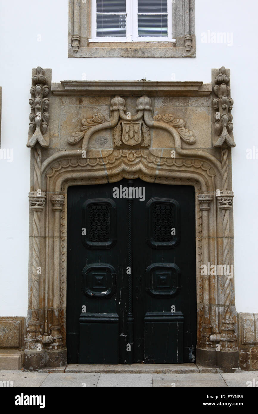 Kunstvoll geschnitzte Steintür der Villa Casa de Carreira, Viana do Castelo, Nordportugal Stockfoto